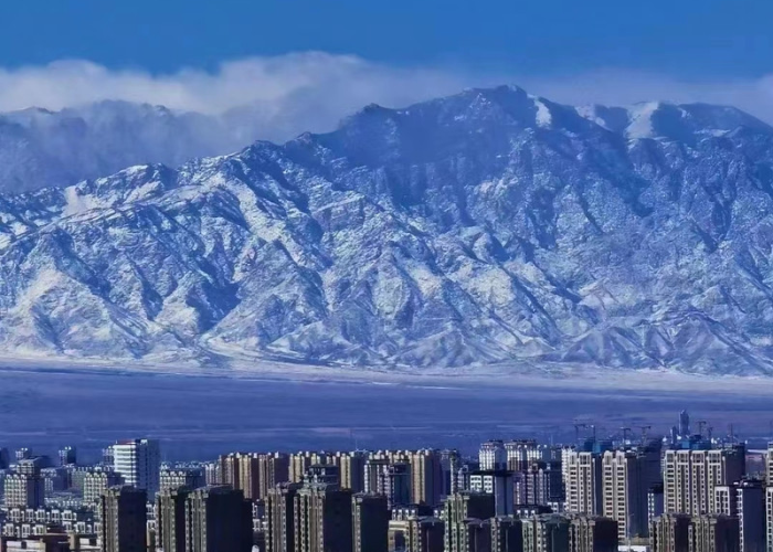 银川静默,贺兰山下,一座城的坚韧与温度 银川静默,贺兰山下,一座城的坚韧与温度