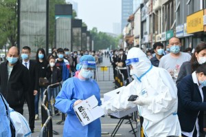 广州疫情警示与杭州精准防御，双城记下的中国防疫新常态